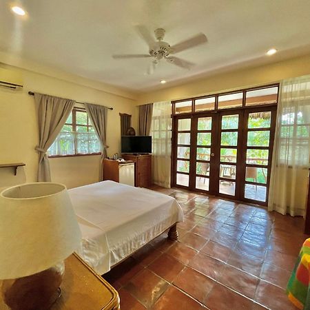 Coco Grove Beach Resort, Siquijor Island Exterior foto A bedroom at the resort