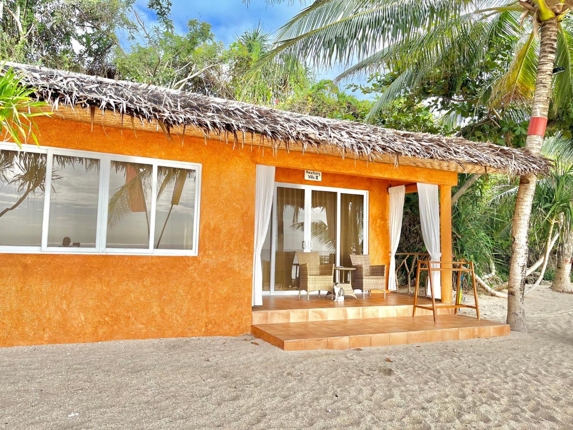 Coco Grove Beach Resort, Siquijor Island Habitación foto Beachfront cottage at the resort