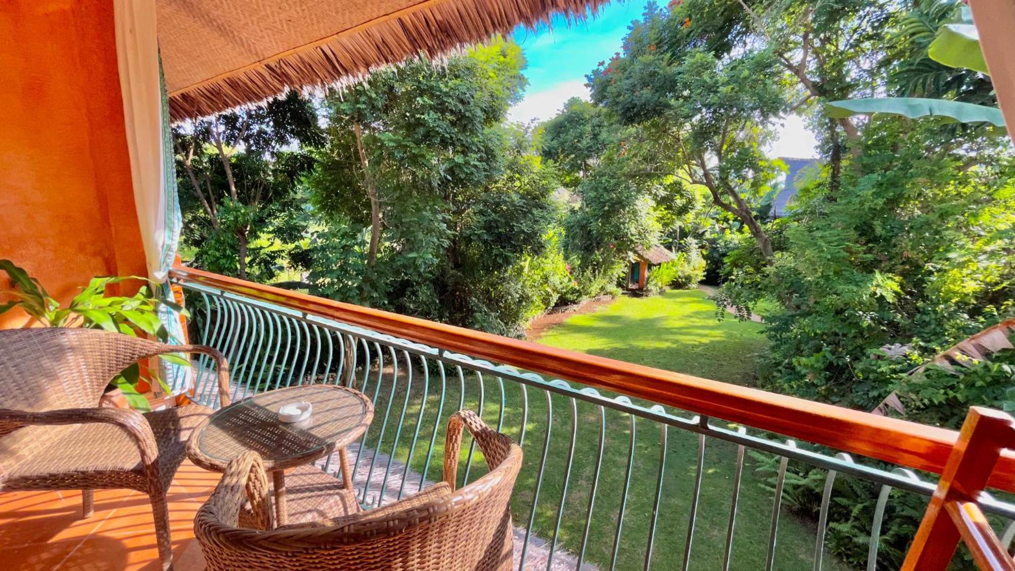 Coco Grove Beach Resort, Siquijor Island Habitación foto View from the balcony of a villa at the resort