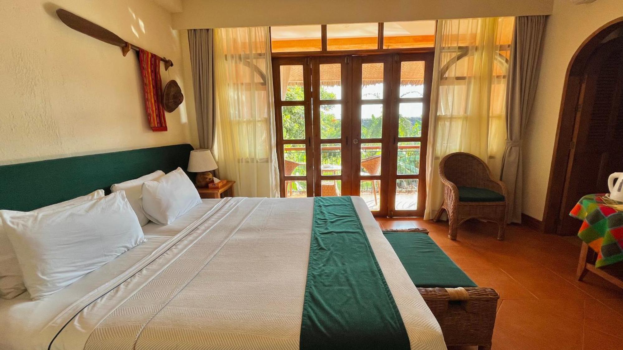 Coco Grove Beach Resort, Siquijor Island Habitación foto A room at the hotel