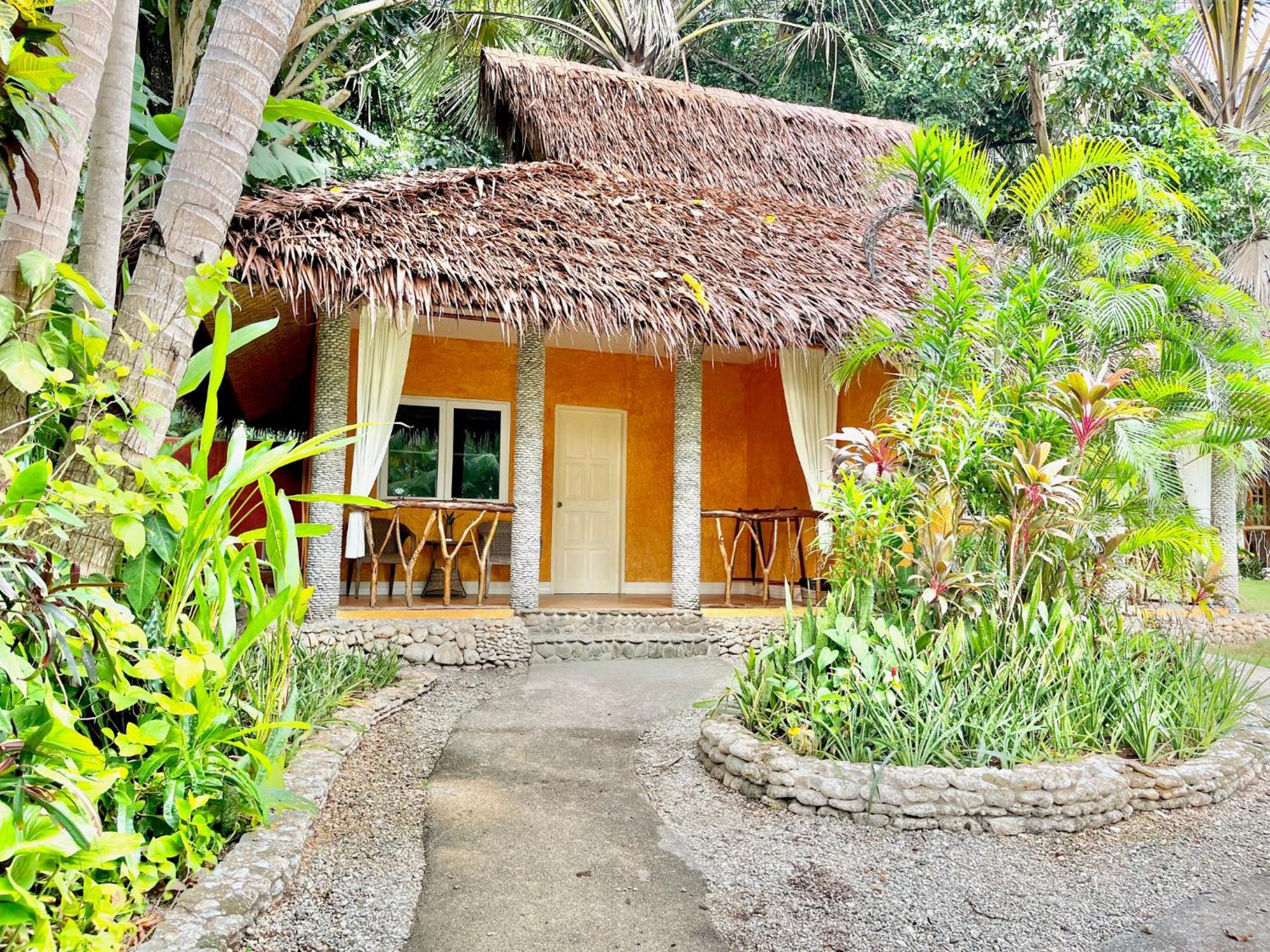 Coco Grove Beach Resort, Siquijor Island Habitación foto A bungalow at the resort